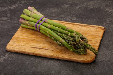 Vejetaryen mutfağı - Pişirmek için çiğ kuşkonmaz yığını