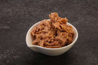 Salata için konserve ton balığı filetosu.