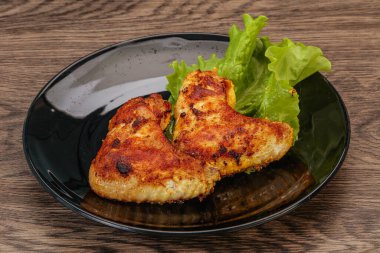 Baharatlı ve otlu kızarmış tavuk kanadı.