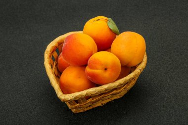 Taze, tatlı, birkaç kayısı meyvesi.