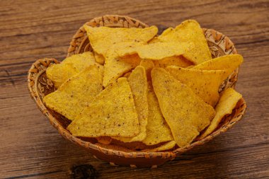 Meksika mısır cipsi üçgen yığını.