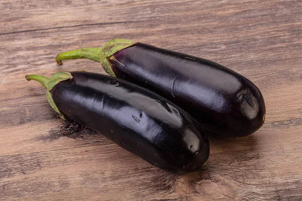 Deux Aubergines Crues Mûres Isolées Pour Cuisson — Photo