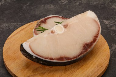 Çiğ köpekbalığı bifteği pişirmek için biberiye servis edilir.