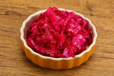 Kasede pancar kökü olan marine edilmiş kırmızı lahana.