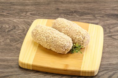 Fırında pişmemiş tavuk pirzolası.