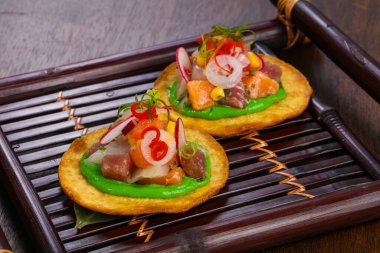 Avokado soslu ton balıklı ve somonlu taco.