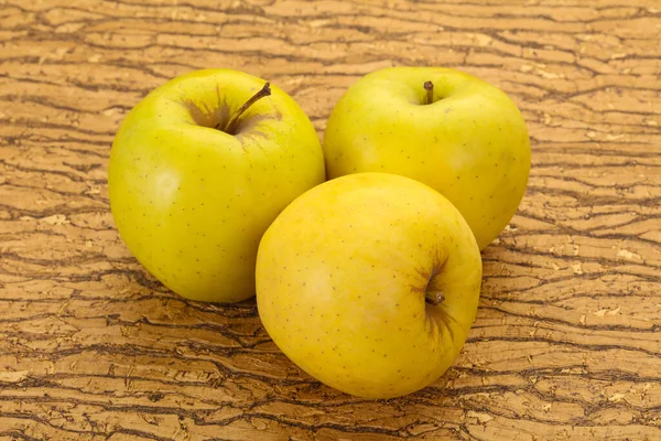 Pommes Mûres Jaunes Sur Fond Bois — Photo