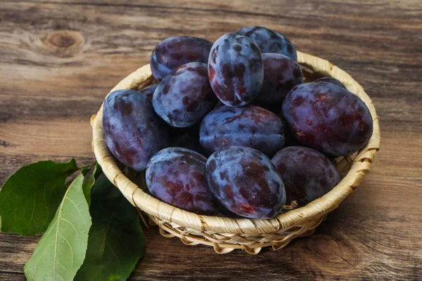 Montón Ciruela Madura Cesta Con Hojas — Foto de Stock