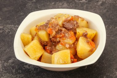 Soslu ve sebzeli kızarmış patates ve biftek.