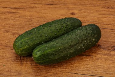 Arka planda iki salatalık var.