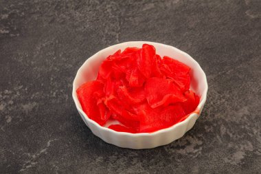 Asya mutfağı terbiye edilmiş zencefil kökü kasede.