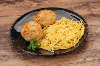 Peynirli spagetti ve ev yapımı tavuk pirzolası.