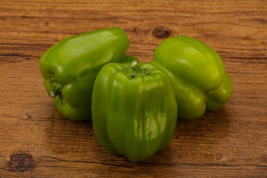 Yeşil tatlı dolmalık biber yığını 