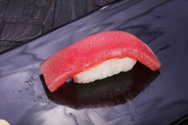 Japon mutfağı - Çiğ ton balıklı suşi