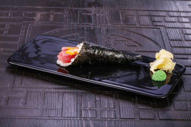 Japon mutfağı. Ton balığı soslu.