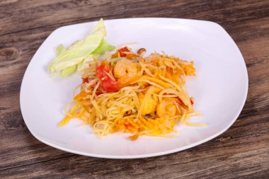 Papaya ve karidesli Tayland salatası.