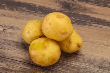 Genç, mevsimlik patates yığını pişirmeye hazır.