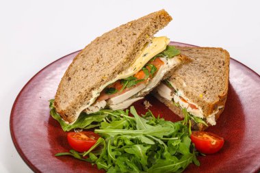 Tavuk göğsü, domates ve peynirli sandviç.