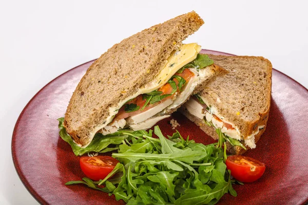 Tavuk göğsü, domates ve peynirli sandviç.