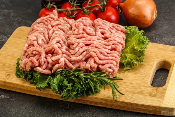 Rått Fläskmalet Kött Över Bord För Matlagning — Stockfoto
