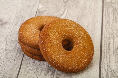 Tatlı ve çıtır çıtır zencefilli kurabiye yığını