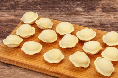 Pişirmek için çiğ etli börek.