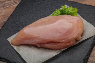 Pişirmek için çiğ tavuk göğsü.