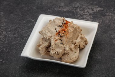 Kavanozda baharatlı ringa yağı var.