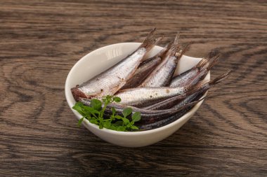 Fesleğen servis edilen kasede ançüezli balık atıştırması.