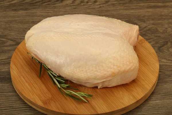 Çiğ Tavuk Göğsü Derisi Biberiye — Stok fotoğraf