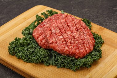 Izgara için çiğ sığır eti pirzolası.