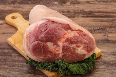 Pişirmek için büyük domuz budu.