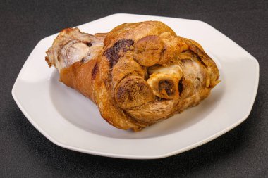 Baharatlı ve otlu domuz budu.