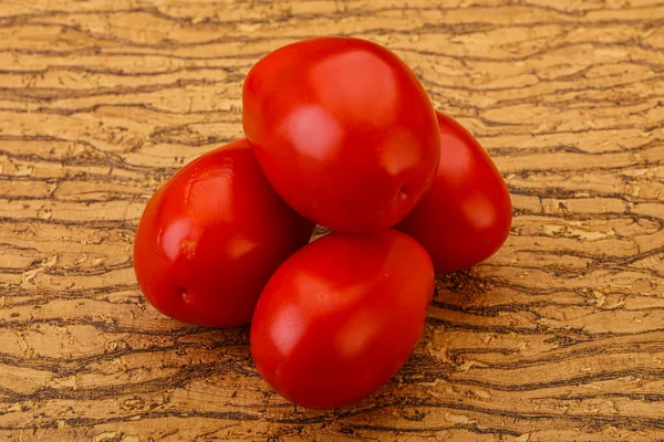 Немногие Красные Яркие Вкусные Помидоры — стоковое фото