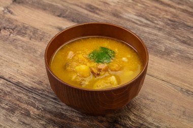 Füme et ve sebzeli bezelye çorbası.