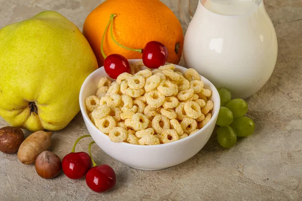 Frukost Med Majsringar Frukt Och Mjölk — Stockfoto