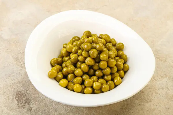 ボウルの中の甘い緑のエンドウ豆のマリネ — ストック写真