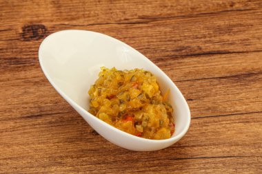 Salatalık ve hardal tohumlu sos.