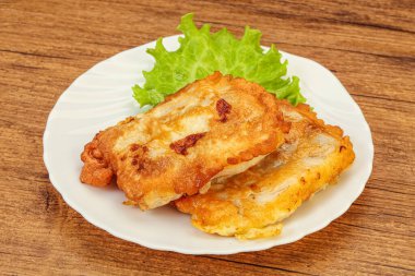 Ekmeğin içinde kızarmış morina balığı