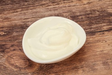 Süt ekşi krema kasede