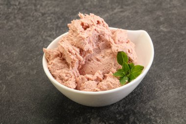 Karaciğer ezmesi kasede fesleğen yaprağı servis edilir.