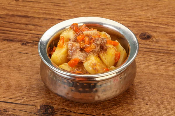 Gebratene Kartoffeln Und Rindfleisch Mit Sauce Und Gemüse — Stockfoto