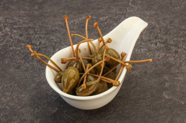 Lezzetli kapari meyveleri kasede 