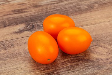 Lezzetli sebzeler - Arka planda sarı domates yığını