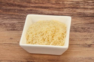 Tabakta çiğ Hint basmati pilavı