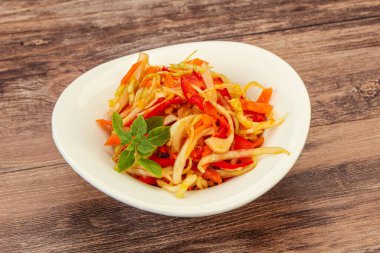 Havuç ve biberli vejetaryen lahana salatası 