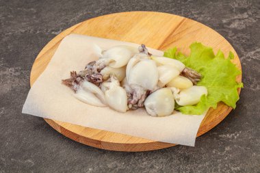 Çiğ deniz ürünleri, güvertede pişirmek için mürekkep balığı.