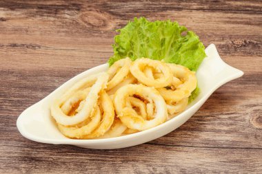 Kavrulmuş kalamar halkaları ve kasede salata.