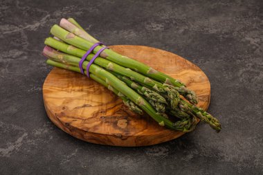 Vejetaryen mutfağı - Pişirmek için çiğ kuşkonmaz yığını