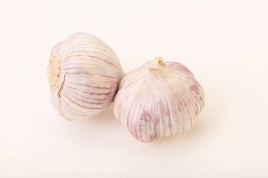 Taze ve lezzetli sarımsak izole edilmiş.